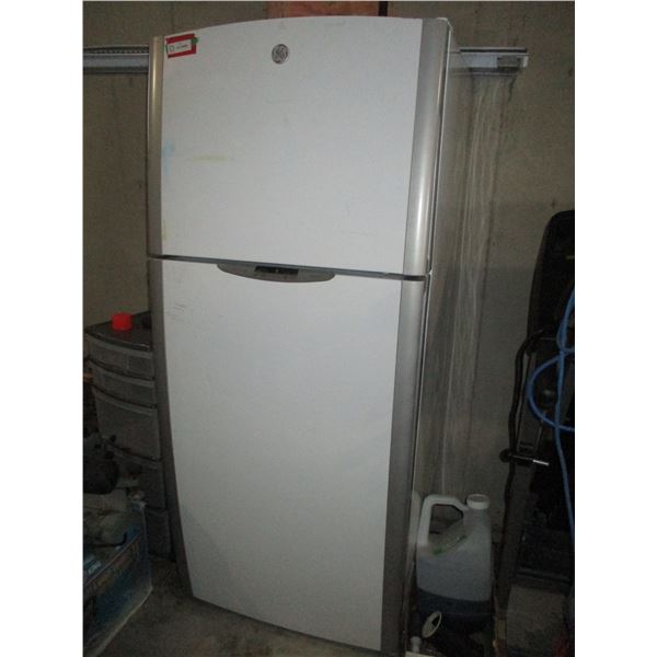 General Electric Fridge with Top Freezer