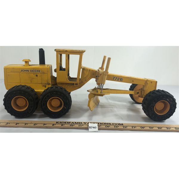 ERTL JOHN DEERE DIECAST ROAD GRADER