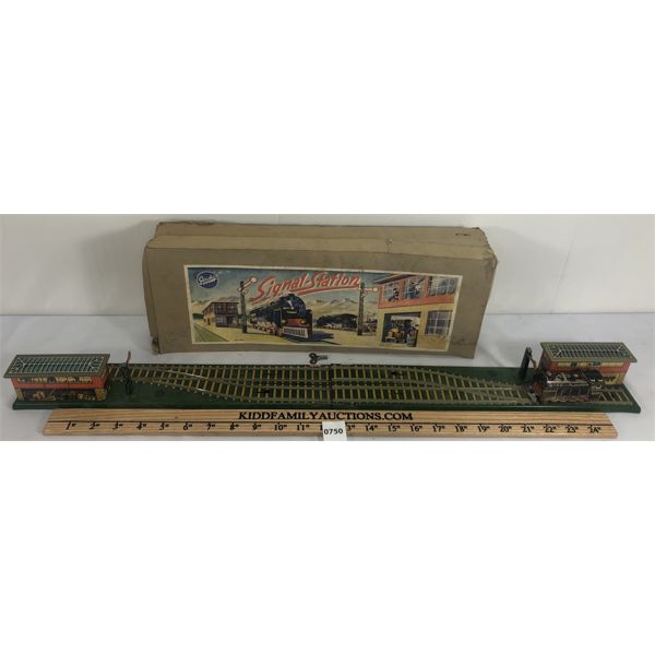 GESCHA SIGNAL STATION WIND-UP TRAIN SET W/ BOX