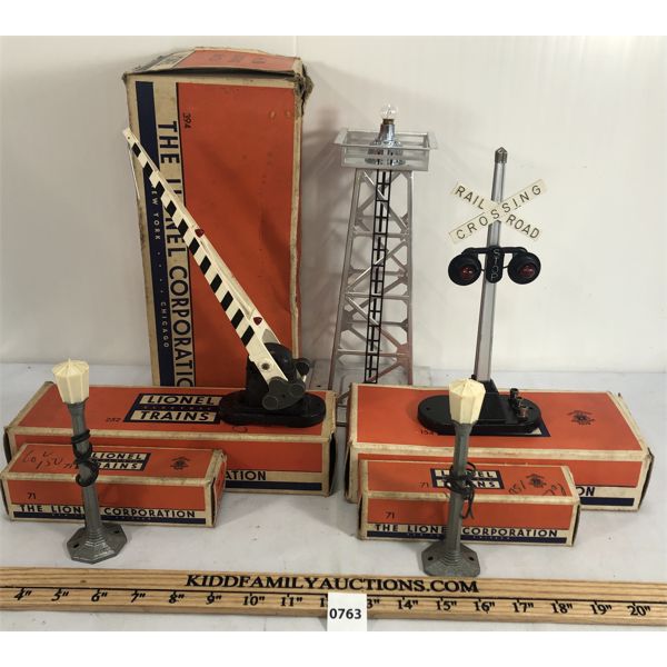 LOT OF 5 - LIONEL TRAINS ACCESSORIES - INCL CROSSING SIGNAL, GATE, LAMP POSTS AND ROTATING BEACON