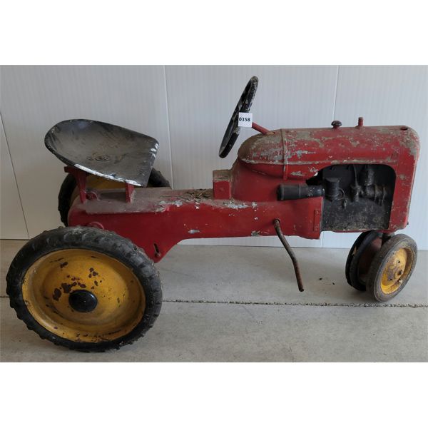 PEDAL TRACTOR