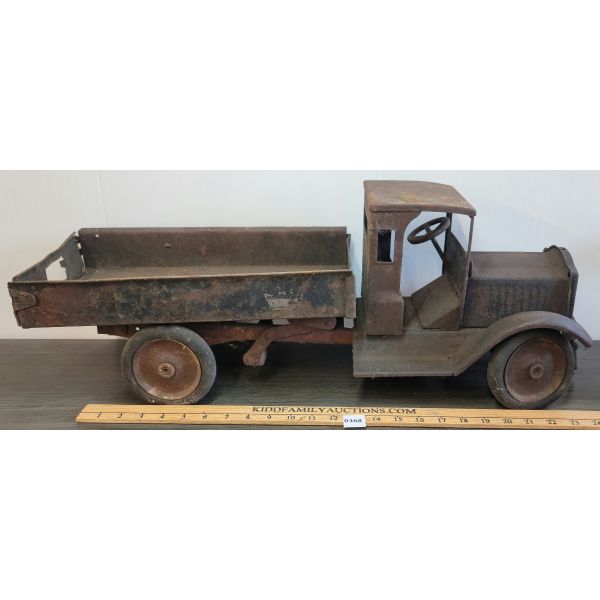 PRESSED STEEL DUMP TRUCK W/ LEVER