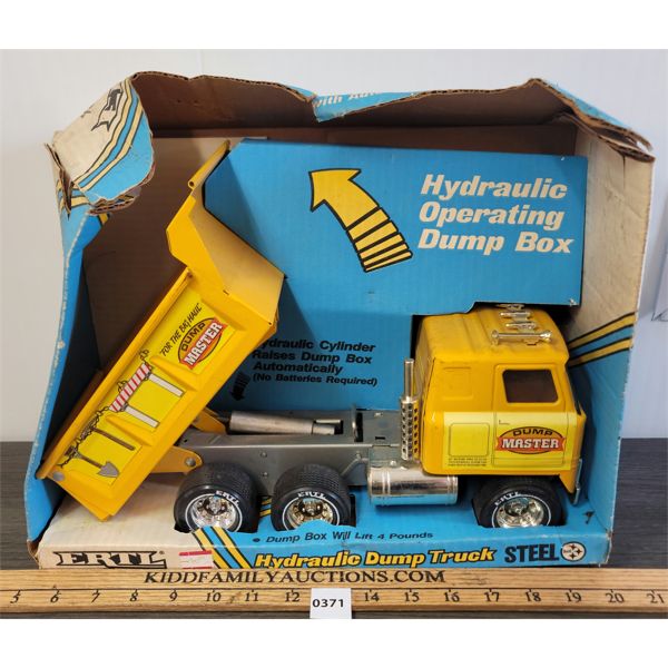 ERTL STEEL HYDRAULIC DUMP TRUCK W/ ORIG BOX