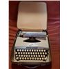 Image 3 : Vintage Brother Prestige 700 Vintage Manual Typewriter in Case (Damaged Zipper)