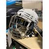 Image 2 : BAUER REAKT 75 HOCKEY HELMET COMBO SIZE SMALL ( WHITE )  * CERTIFIED UNTIL DECEMBER 2024 *