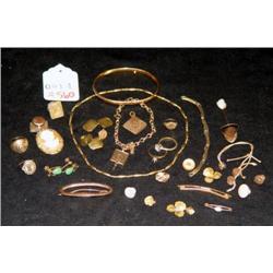 SMALL LOT OF GOLD JEWELRY