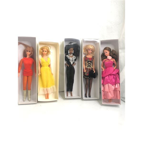 Group of 5 vintage Barbie dolls - includes Kira Barbie / Barbie in holiday outfit / sweet roses P.J.