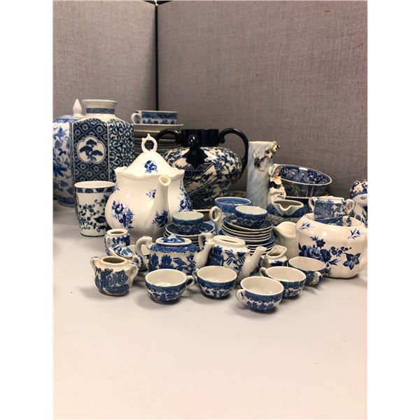 Group full of assorted tea set items - includes tea cups / plates / tea pots / pouring jugs / Chines