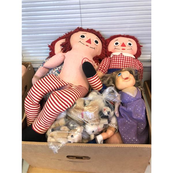 Box full of vintage estate raggedy Ann & assorted dolls - includes miss piggy rubber face doll / dol