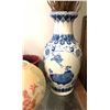 Image 3 : Group of 4 vintage estate items - decorative Chinese porcelain vases etc