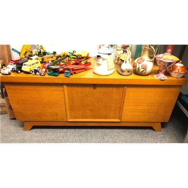 Vintage estate wooden storage box - approx 47" W x 17 1/2" L x 18 1/2" H