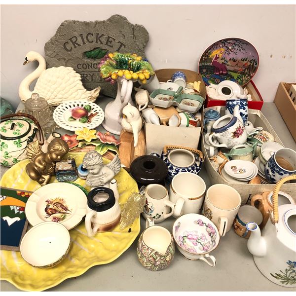 Group of assorted vintage estate decorative items - includes cups / plates / tea pots / figurines et