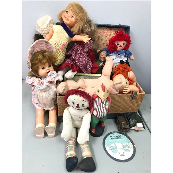 Group of assorted vintage estate dolls - includes Victorian girl porcelain doll / Raggedy Ann / Midd