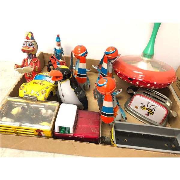 Group of assorted vintage estate toys - includes Juyou wind-up seal playing ball / Schylling color c