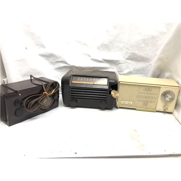 Group of 3 vintage estate radios - includes Motorola - model ML-53C / Little master - Ser no. 06000 