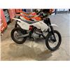 Image 2 : WHITE GENERIC 5 SPEED HONDA ENGINE GAS POWERED OFF ROAD DIRT BIKE