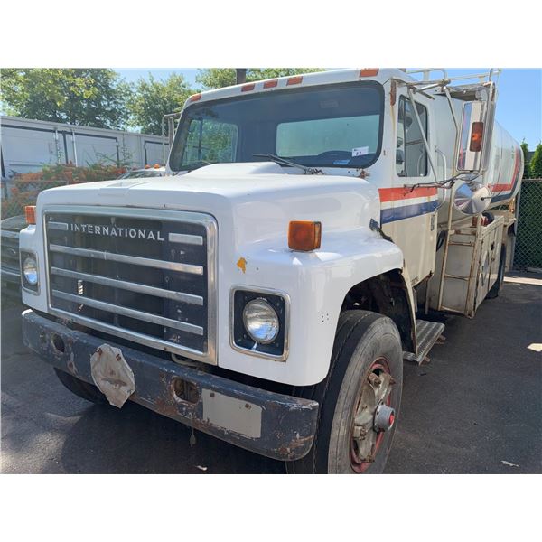 1980 INTERNATIONAL TANK TRUCK, MODEL 1954 S, WHITE & TAN, VIN 2HTAA1954BCA13115,