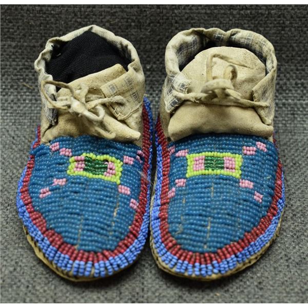 PLAINS INDIAN CHILDS MOCCASINS