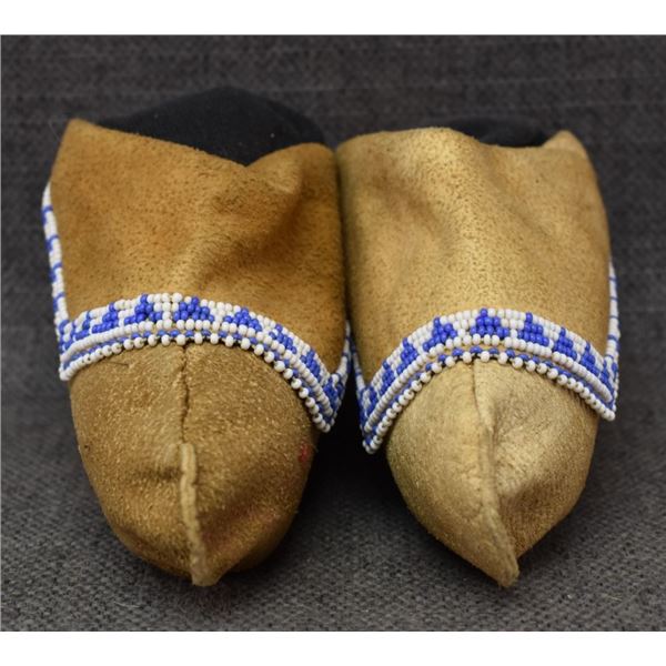 PLAINS INDIAN CHILDS MOCCASINS