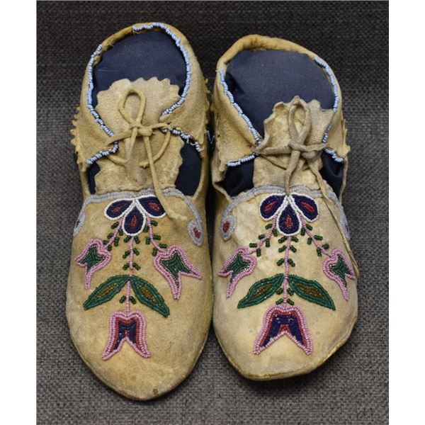 WOODLANDS INDIAN BEADED MOCCASINS