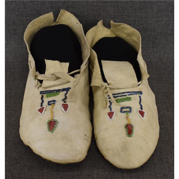 PLAINS INDIAN MOCCASINS