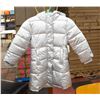 Image 1 : AMAZON ESSENTIALS XS ( 4-5 ) METALIC SILVER PUFFER