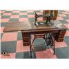 Image 1 : 1920'S SINGER SEWING MACHINE WORKING ON