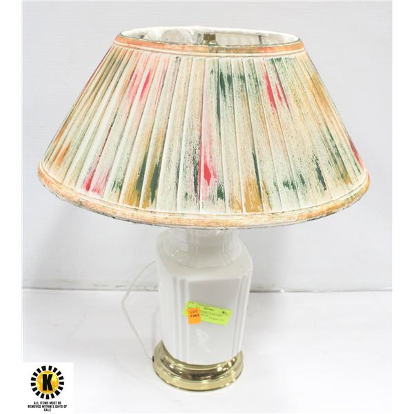 VINTAGE FLORAL GLASS BASE LAMP WITH SHADE H-19.5"