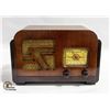 Image 1 : VINTAGE PHILCO RADIO WOOD CASE TURNS ON