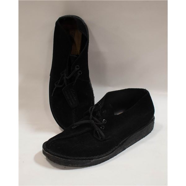PAIR OF BLACK CLARKS MEN'S SHOES - SIZE 8M
