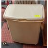 Image 1 : RUBBERMAID LIDDED LAUNDRY HAMPER & HANGERS