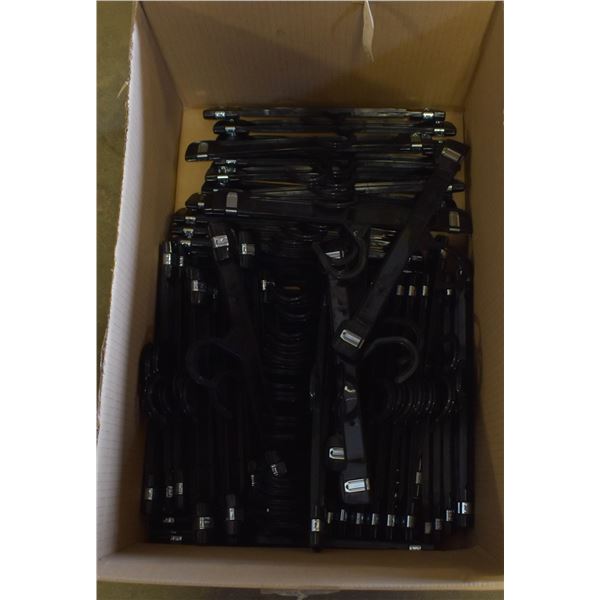 NEW 50+ PLASTIC HANGERS WITH CLIPS