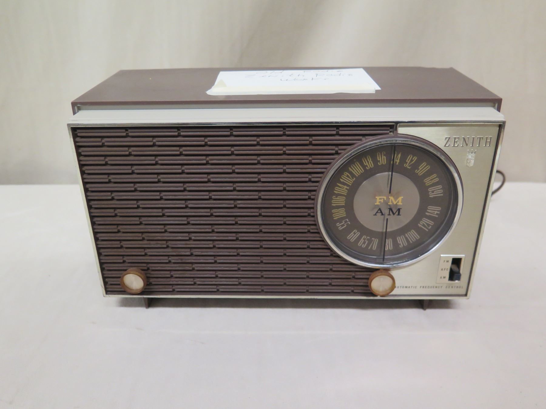 Vintage RCA Victor AM Radio & Zenith AM/FM Radio (works) - Oahu Auctions