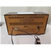 Image 8 : Vintage RCA Victor AM Radio & Zenith AM/FM Radio (works)