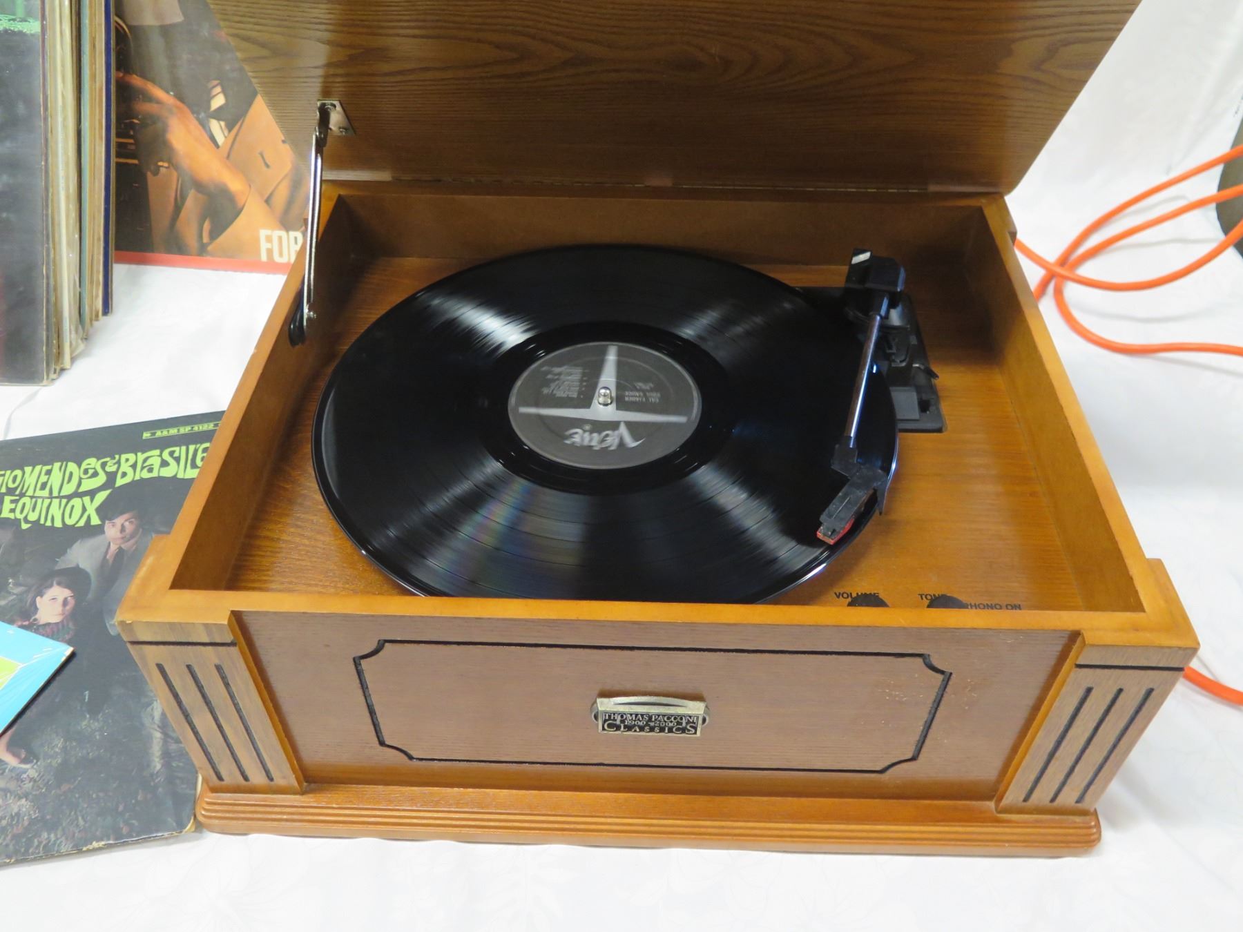 Thomas Pacconi 1900-2000 Classics Turntable Record Player w/ Vinyl Albums