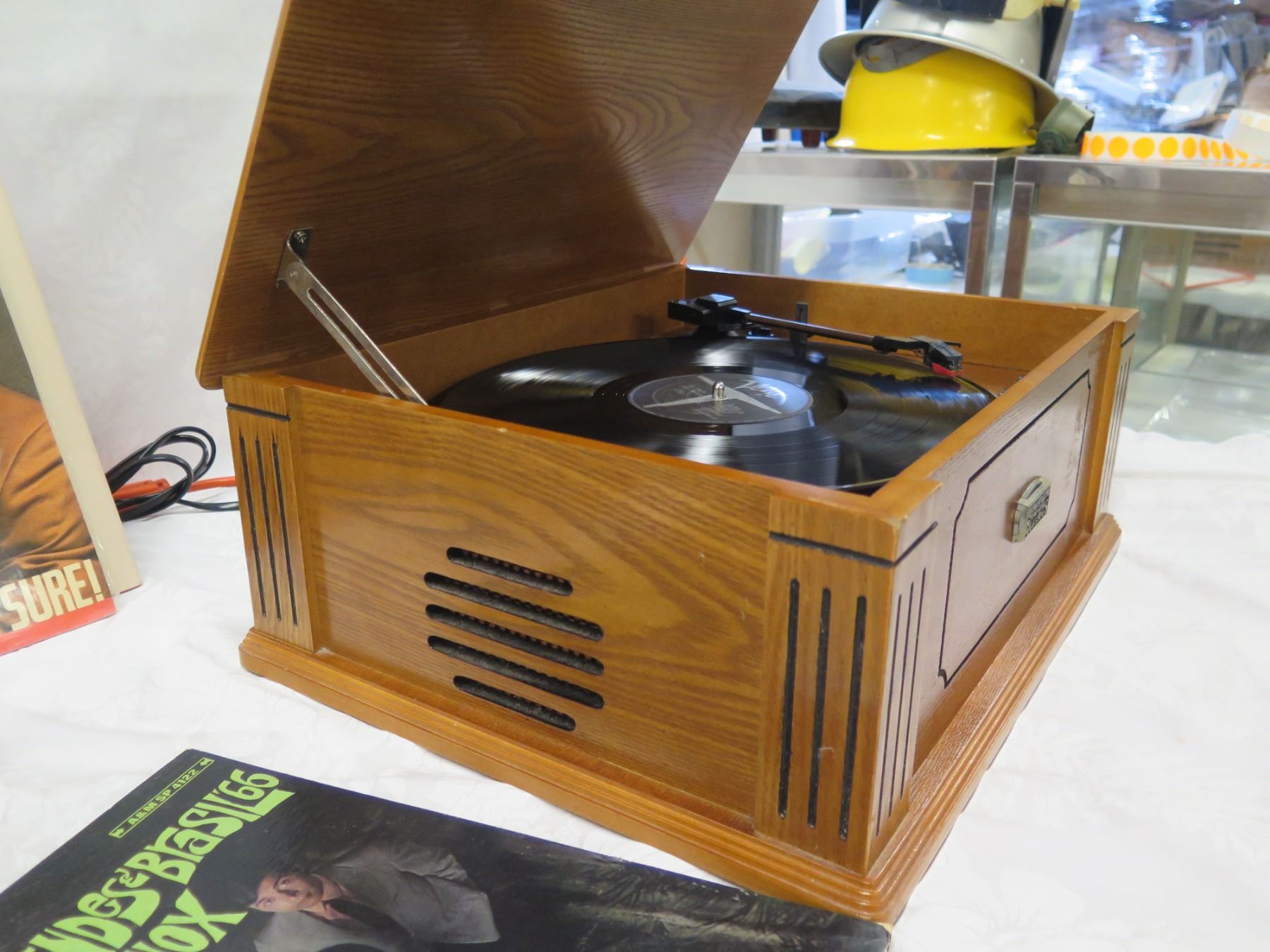 Thomas Pacconi 1900-2000 Classics Turntable Record Player w/ Vinyl Albums