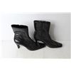 Image 3 : (2) Pairs of Womens Shoes - Size 8 and 8 1/2