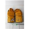 Image 1 : Vintage Truline Gordie Howe Hockey Gloves