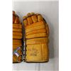 Image 2 : Vintage Truline Gordie Howe Hockey Gloves