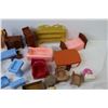 Image 4 : Vintage Plastic Doll House Accessories