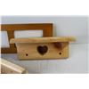 Image 2 : Picture Holder - Wooden Shelves - Maple Leaf Napkin Holder