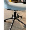 Image 4 : Light blue office chair on castors