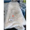 Image 1 : Mon Chteau  Faux Fur Rug Ivory