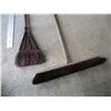 Image 2 : (2) Brooms