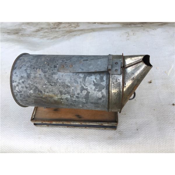 Beekeeping Smudge Pot with Smoke Chamber & Bellows