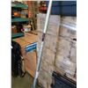Image 7 : PAIR OF PLASTIC SAWHORSES AND LOAD BAR