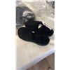 Image 2 : 3 NEW PAIRS ISO-SPA MEMORY FOAM SLIPPERS SIZE SMALL