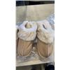 Image 3 : 4 NEW PAIRS SLIPPERS - SIZE 10/11 MEN