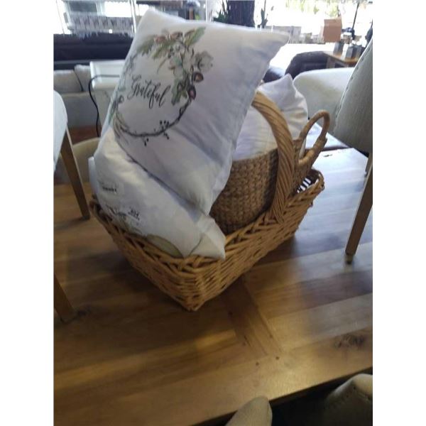 2 LARGE WICKER BASKETS WITH 4 THROW PILLOWS