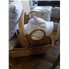 Image 3 : 2 LARGE WICKER BASKETS WITH 4 THROW PILLOWS